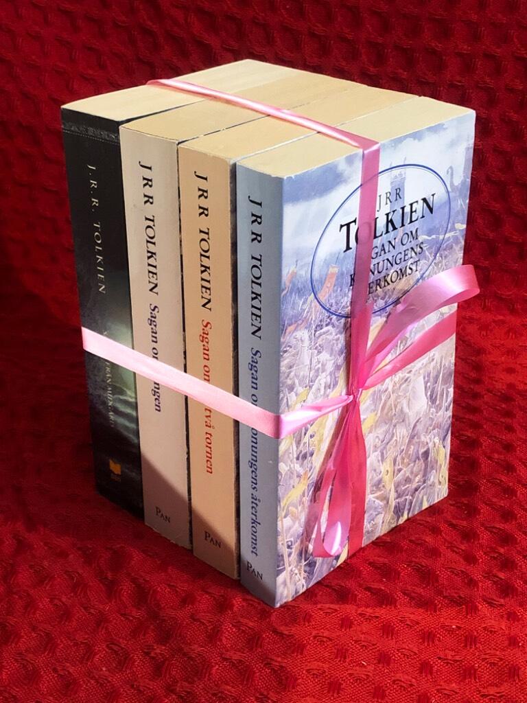 Bokpaket: Sagan om ringen-trilogin + Sagor från Midgård av J. R. R. Tolkien - omslag