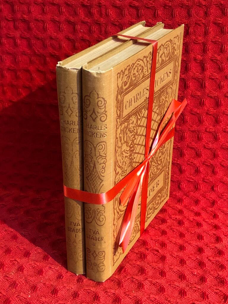 Bokpaket: Två städer del I-II (1-2) av Charles Dickens av Charles Dickens - omslag