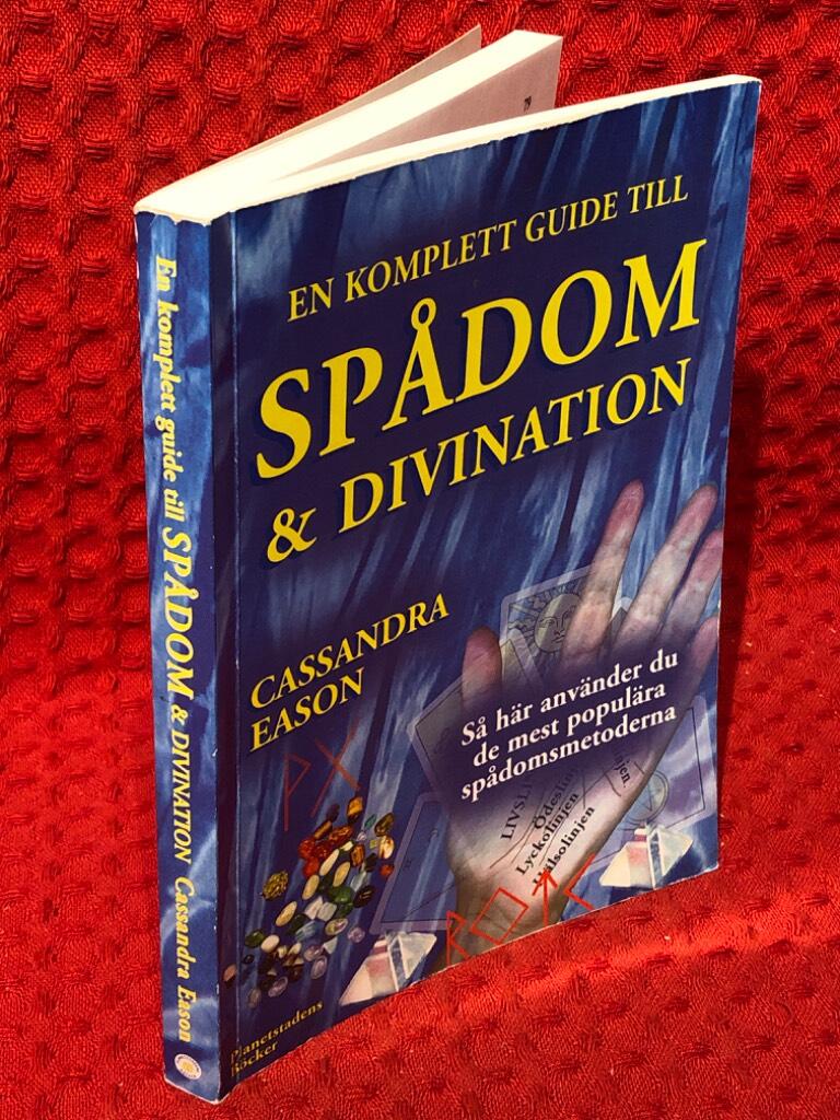En komplett guide till spådom och divination av Cassandra Eason - omslag