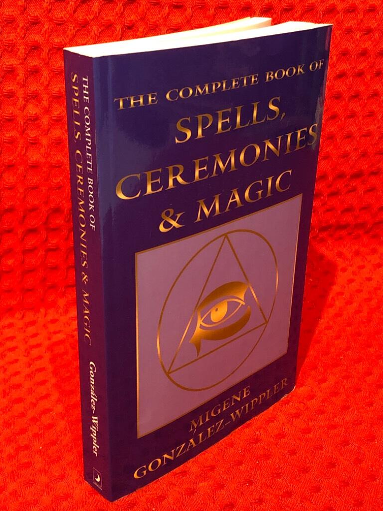 The Complete Book of Spells, Ceremonies and Magic av Migene Gonzalez-Wippler - omslag