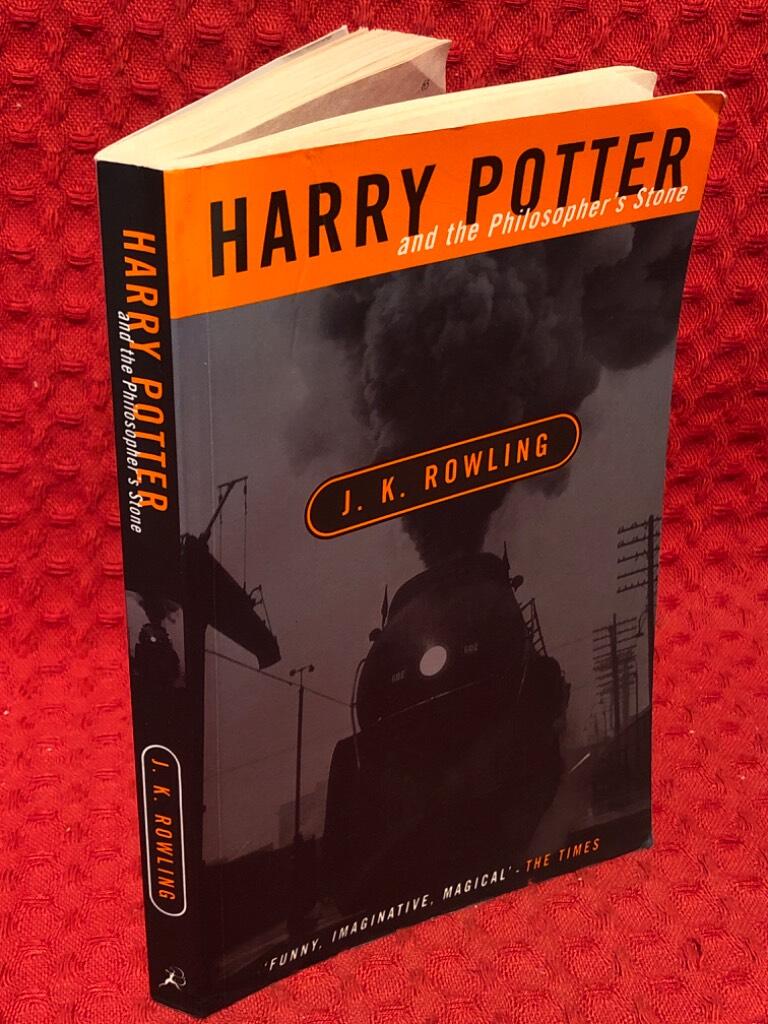 Harry Potter and the philosopher's stone av J. K. Rowling - omslag
