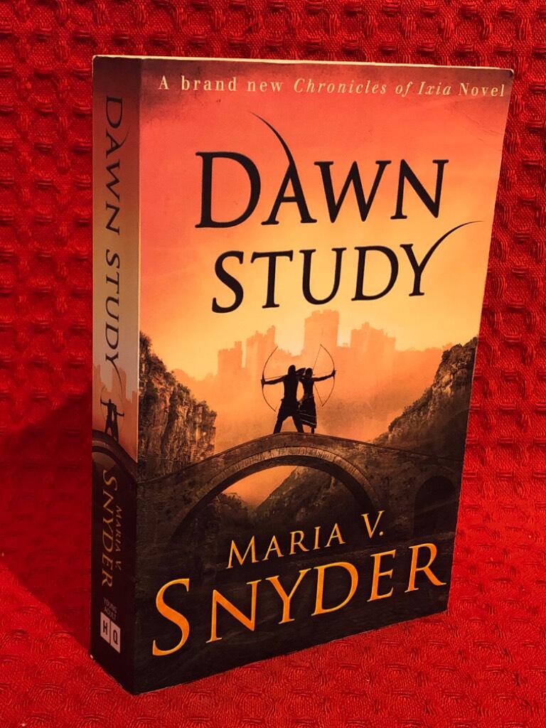 Dawn Study - A Chronicles of Ixia Novel av Maria V. Snyder - omslag