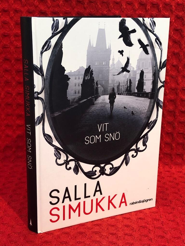 Vit som snö av Salla Simukka - omslag