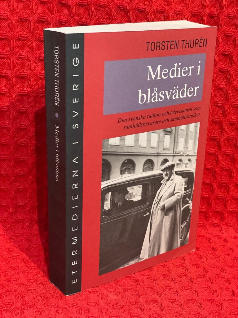 Medier i blåsväder : Den svenska radion och televisionen som samhällsbevarare och samhällskritiker av Torsten Thurén - omslag