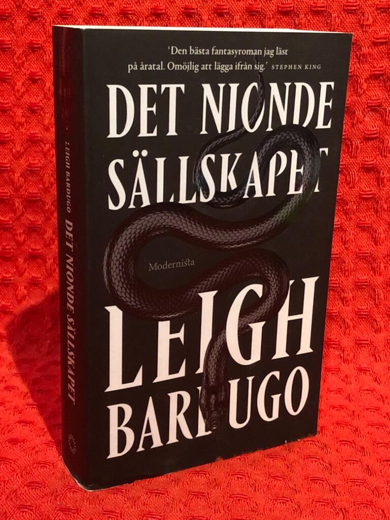Det nionde sällskapet av Leigh Bardugo - omslag