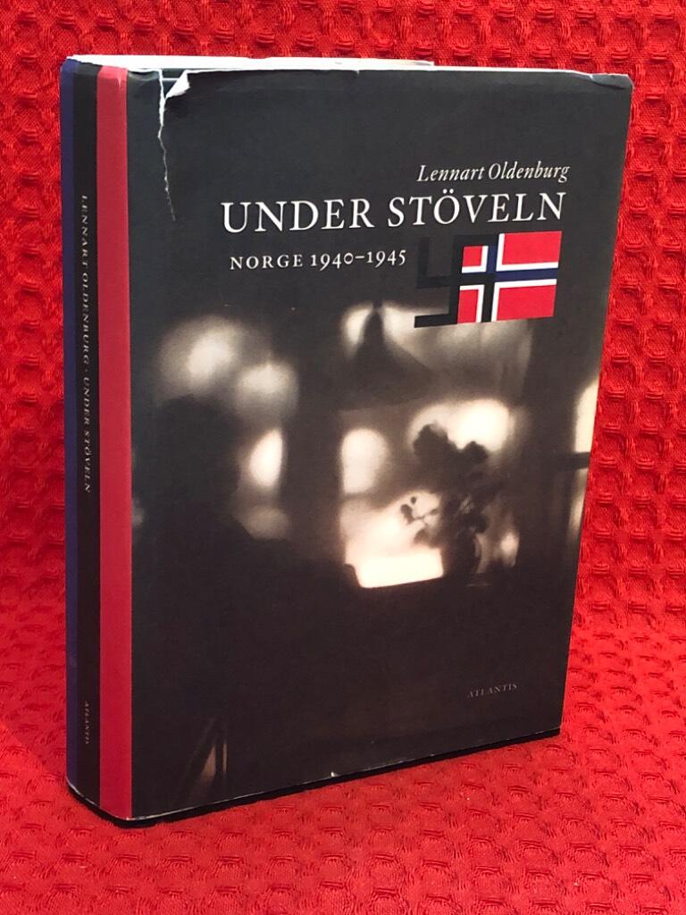 Under stöveln : Norge 1940-1945 av Lennart Oldenburg - omslag