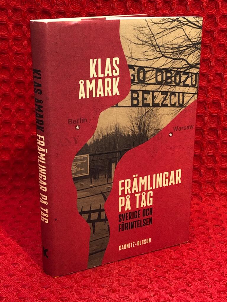 Främlingar på tåg : Sverige och förintelsen av Klas Åmark - omslag
