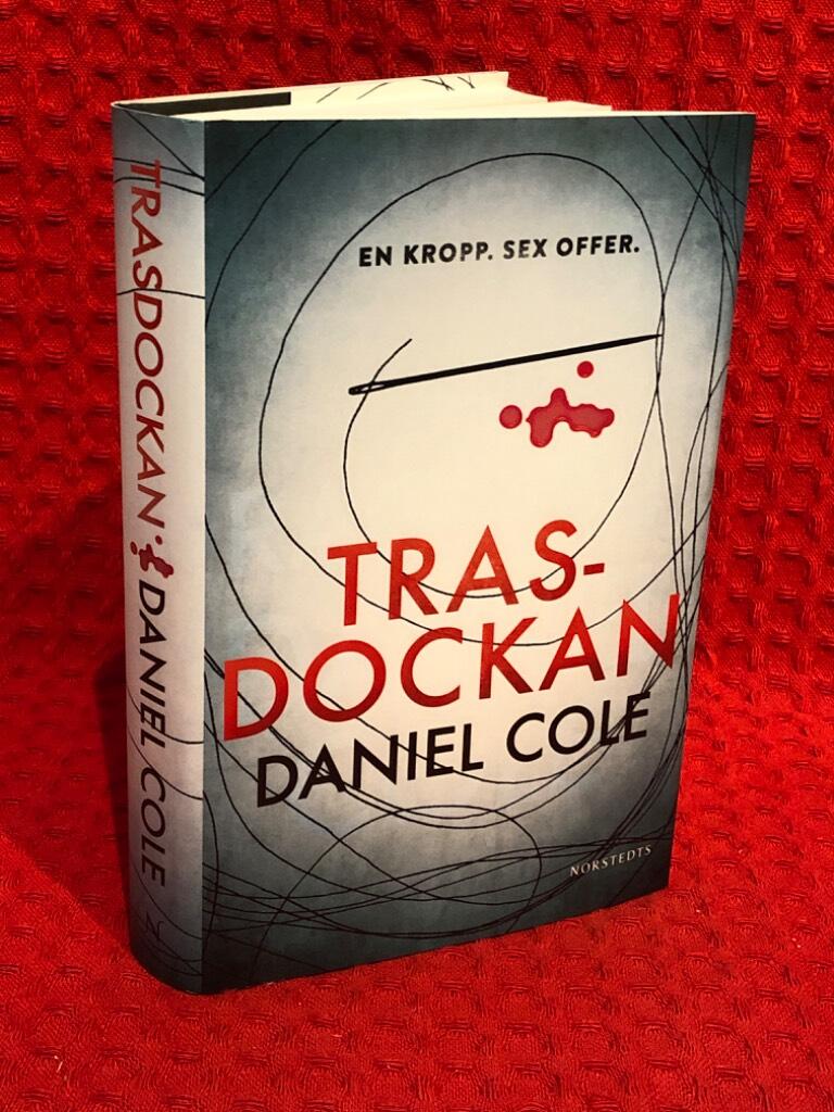 Trasdockan av Daniel Cole - omslag