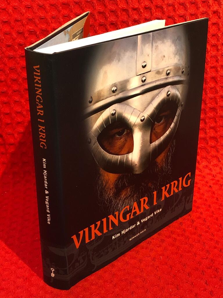 Vikingar i krig av Kim Hjardar - omslag