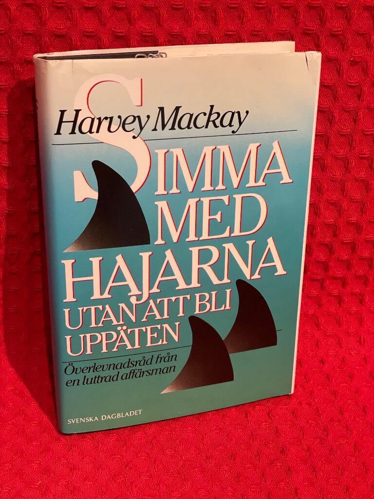 Simma med hajarna utan att bli uppäten : överlevnadsråd från en luttrad affärsman av Harvey Mackay - omslag