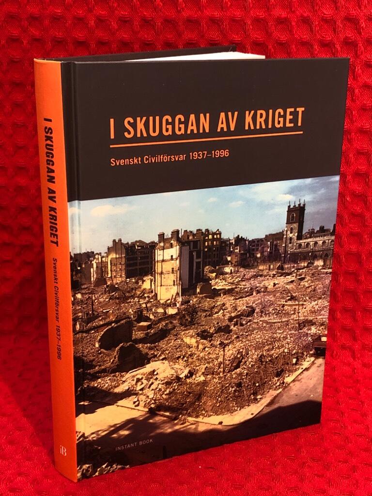 I skuggan av kriget : svenskt civilförsvar 1937-1996 av Vilhelm Sjölin - omslag