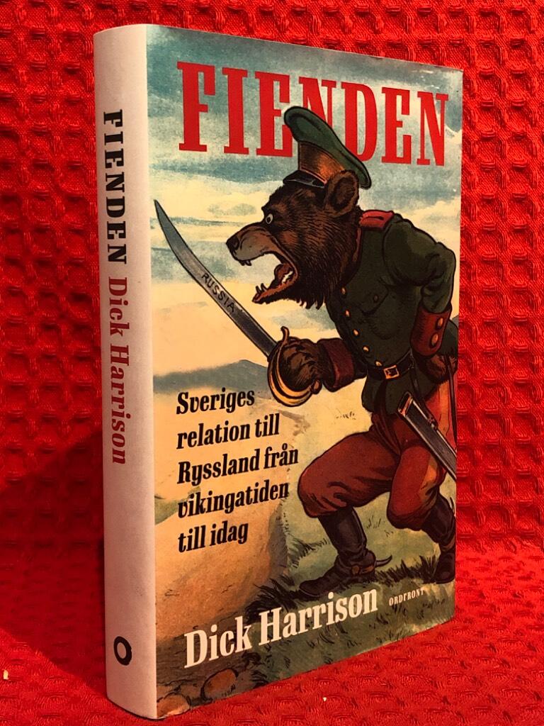 Fienden : Sveriges relation till Ryssland från vikingatiden till idag av Dick Harrison - omslag