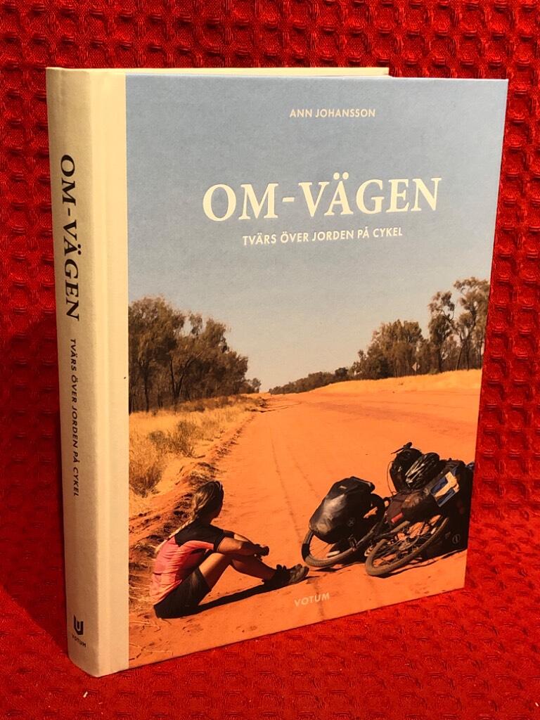 Om-vägen : tvärs över jorden på cykel av Ann Johansson - omslag