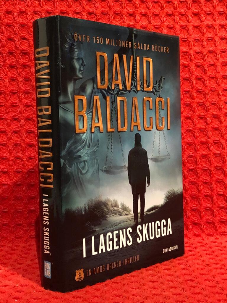I lagens skugga av David Baldacci - omslag