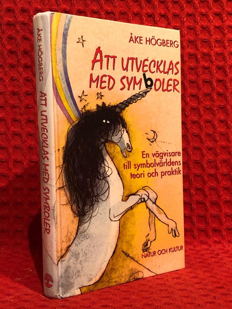 Att utvecklas med symboler : En vägvisare i symbolvärldens teori och praktik av Åke Högberg - omslag