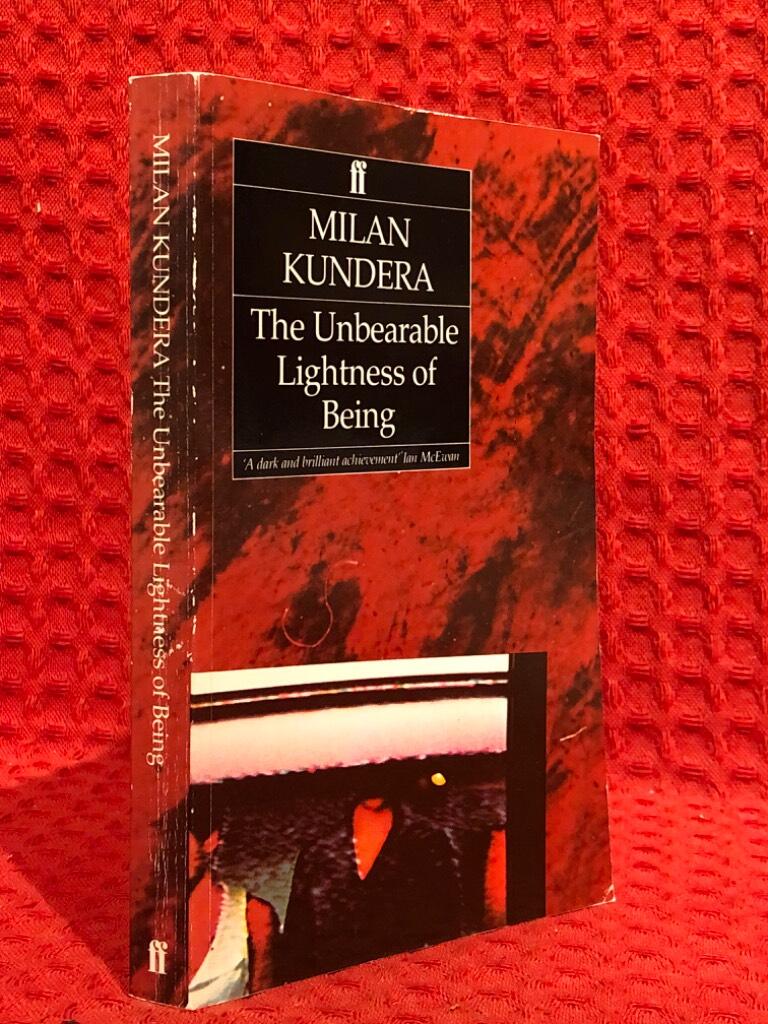 The Unbearable Lightness of Being av Milan Kundera - omslag