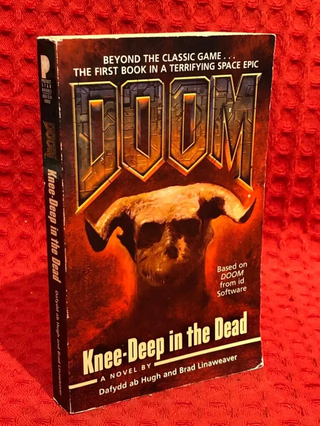 Doom: Knee-deep in the Dead av Brad Linaweaver Dafydd ab Hugh - omslag