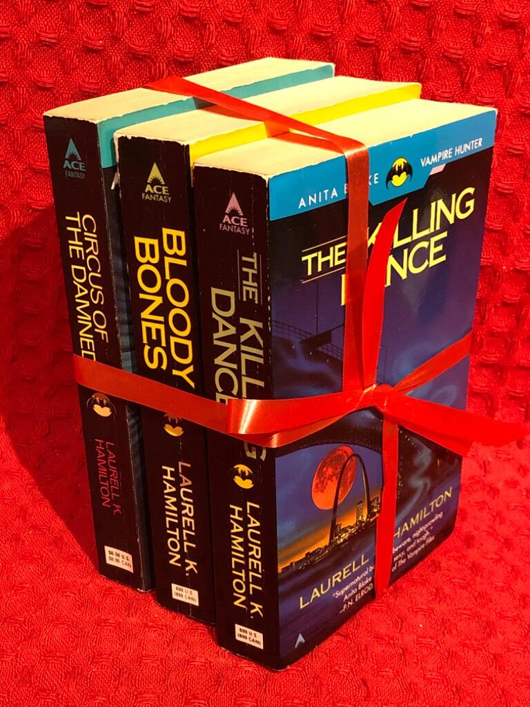 The circus of the damned, Bloody bones, The killing dance av Laurell K. Hamilton - omslag