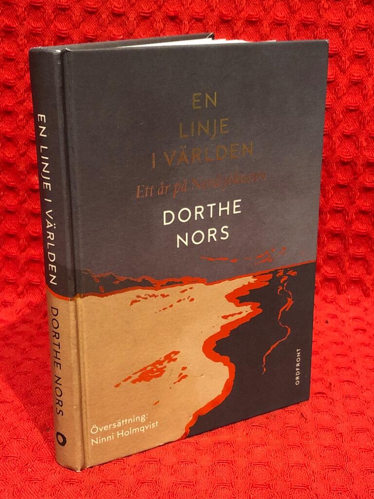 En linje i världen : ett år på Nordsjökusten av Dorthe Nors - omslag