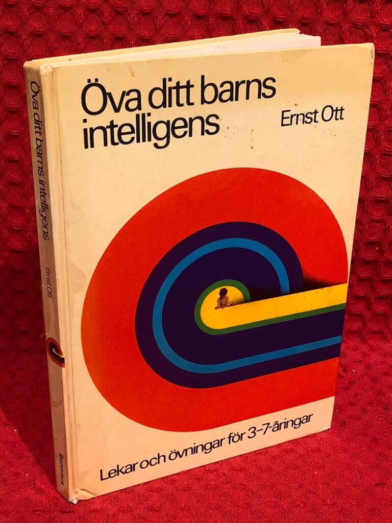 Öva ditt barns intelligens - Lekar och övningar för 3–7-åringar av Ernst Ott - omslag