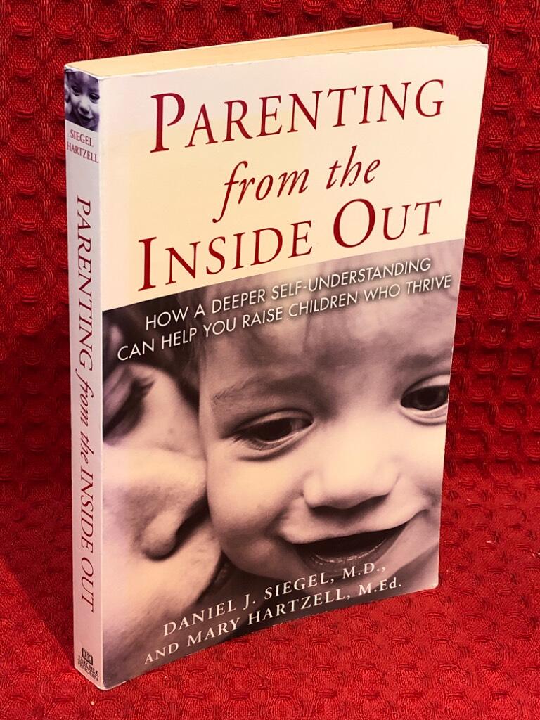 Parenting from the inside out : how a deeper self-understanding can help you raise children who thrive av Daniel J. Siegel - omslag