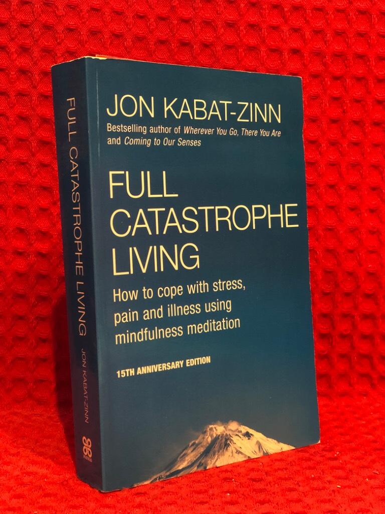 Full catastrophe living - how to cope with stress, pain and illness using mindfulness meditation av Jon Kabat-Zinn - omslag