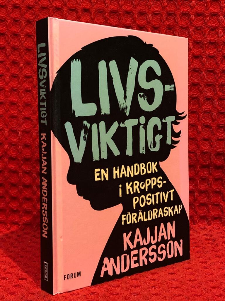Livsviktigt : en handbok i kroppspositivt föräldraskap av Kajjan Andersson - omslag