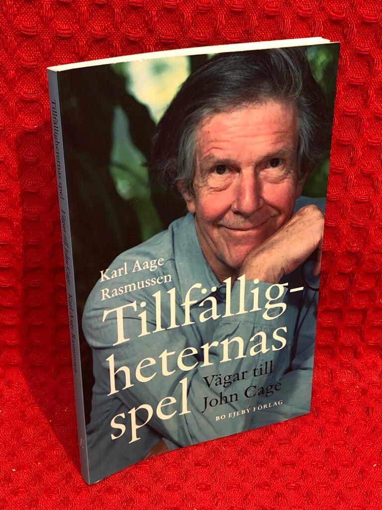 Tillfälligheternas spel - vägar till John Cage av Karl Aage Rasmussen - omslag