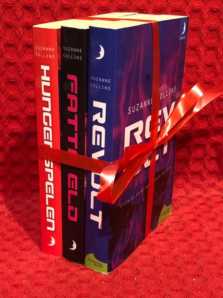 Bokpaket: Hungerspelen 1, 2, 3 av Suzanne Collins - omslag
