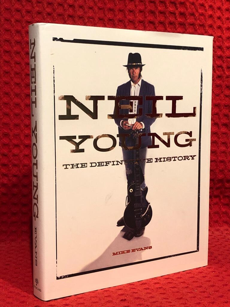 Neil Young - the definitive history av Mike Evans - omslag