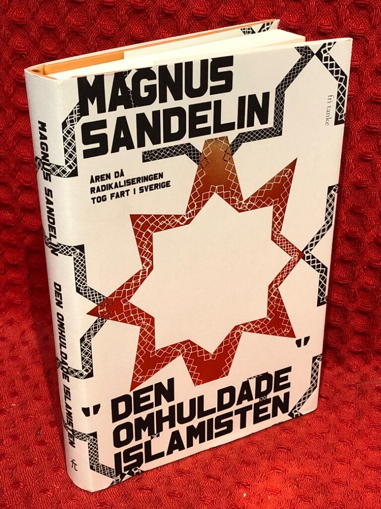 Den omhuldade islamisten : åren då radikaliseringen tog fart i Sverige av Magnus Sandelin - omslag