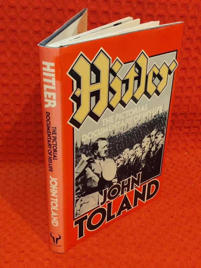 Hitler: The pictorial documentary of his life av John Toland - omslag