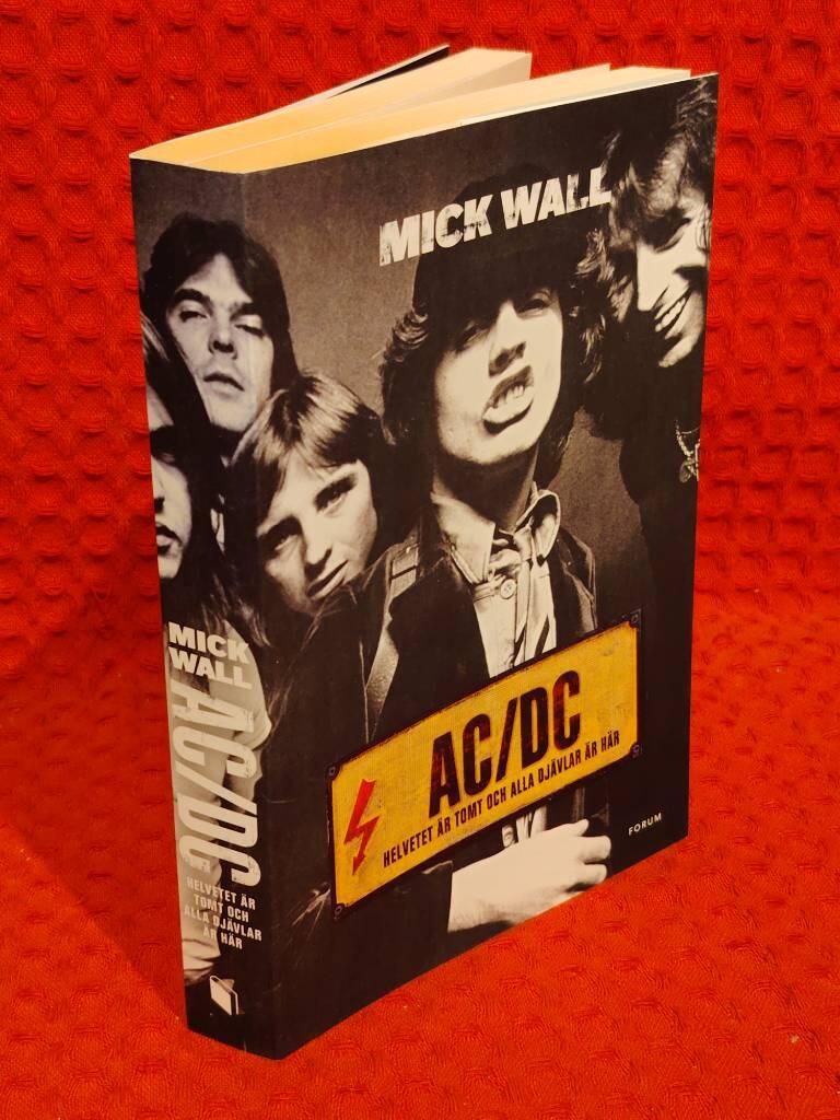 AC/DC - helvetet är tomt och alla djävlar är här av Mick Wall - omslag