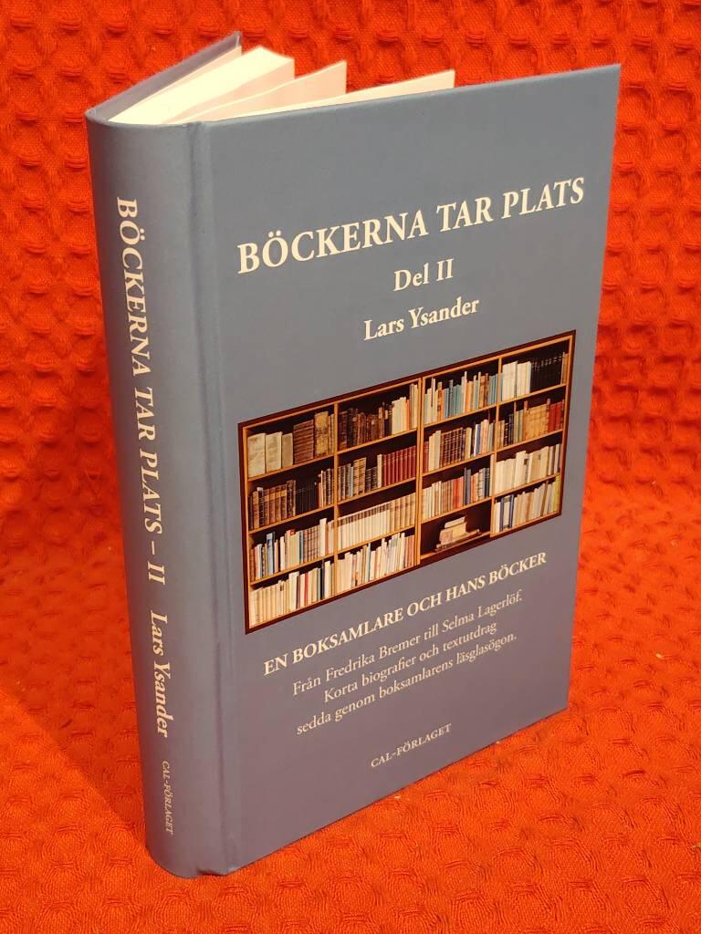 Böckerna tar plats - en boksamlare och hans böcker : från Fredrika Bremer till Selma Lagerlöf : korta biografier och textutdrag sedda genom boksamlarens läsglasögon av Lars Ysander - omslag