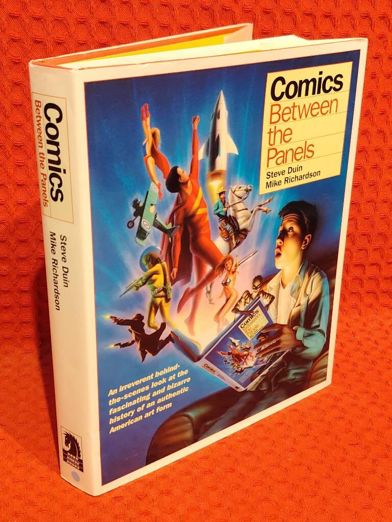 Comics between the panels av Steve Duin - omslag