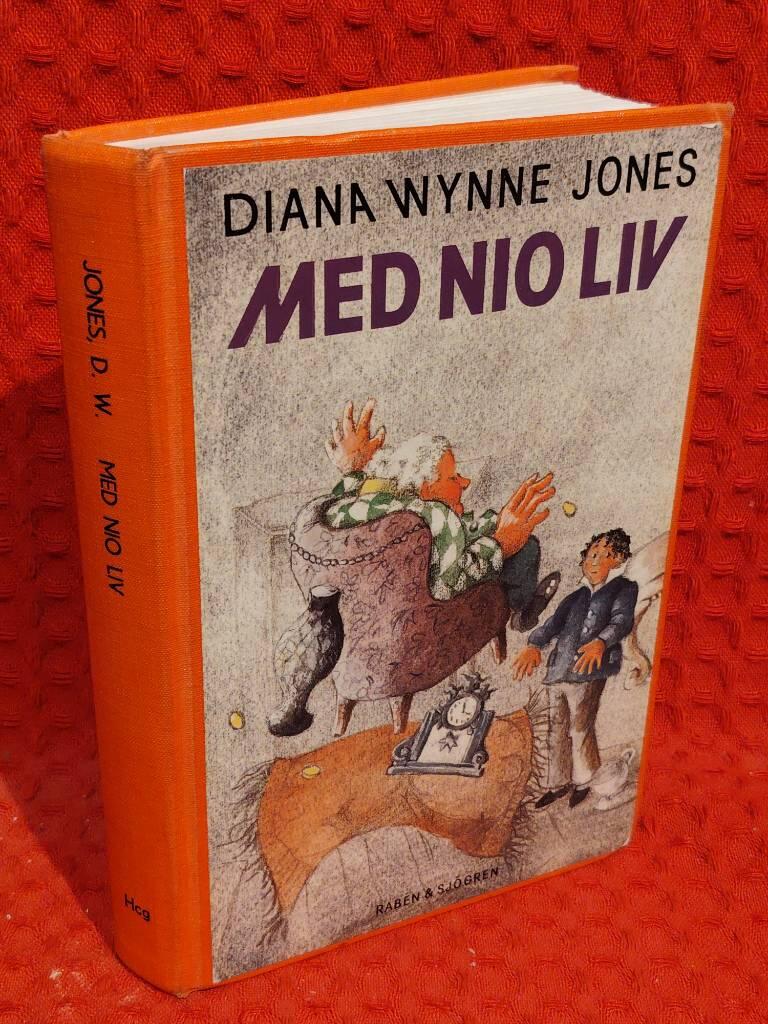 Med nio liv av Diana Wynne Jones - omslag