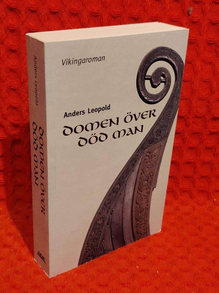 Domen över död man : En vikingaroman baserad på historiska fakta från den tidigaste vikingatiden och Nordens födelse av Anders Leopold - omslag