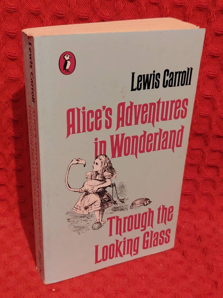 Alice's adventures in Wonderland and Through the looking glass av Lewis Carroll - omslag