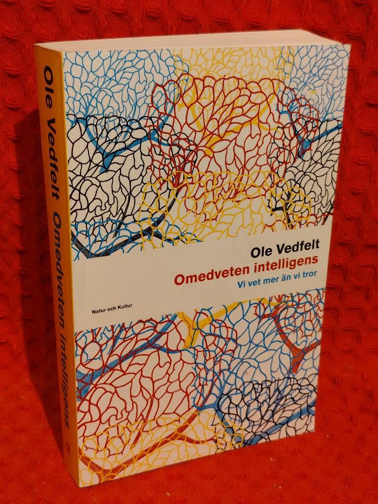 Omedveten intelligens : Vi vet mer än vi tror av Ole Vedfelt - omslag