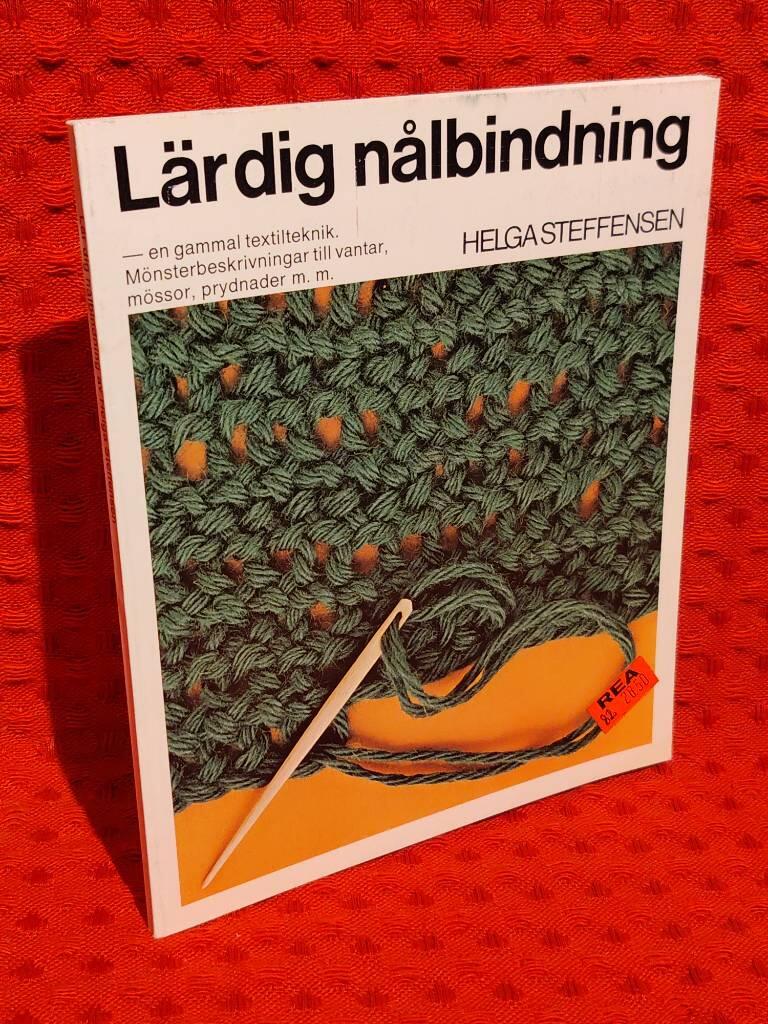 Lär dig nålbindning : [en gammal textilteknik] : [mönsterbeskrivningar till vantar, mössor, prydnader m.m.] av Helga Steffensen - omslag