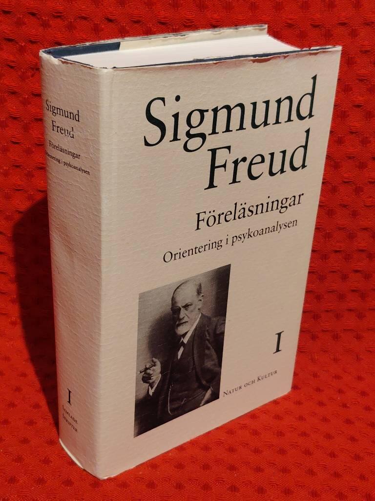 Föreläsningar : orientering i psykoanalysen / [Sigmund Freud] ; volymansvarig: David Titelman ; [översättning: Assar Asker ... ; fackgranskning och inledning: David Titelman] ; språkgranskning: Kate Larsson av Sigmund Freud - omslag