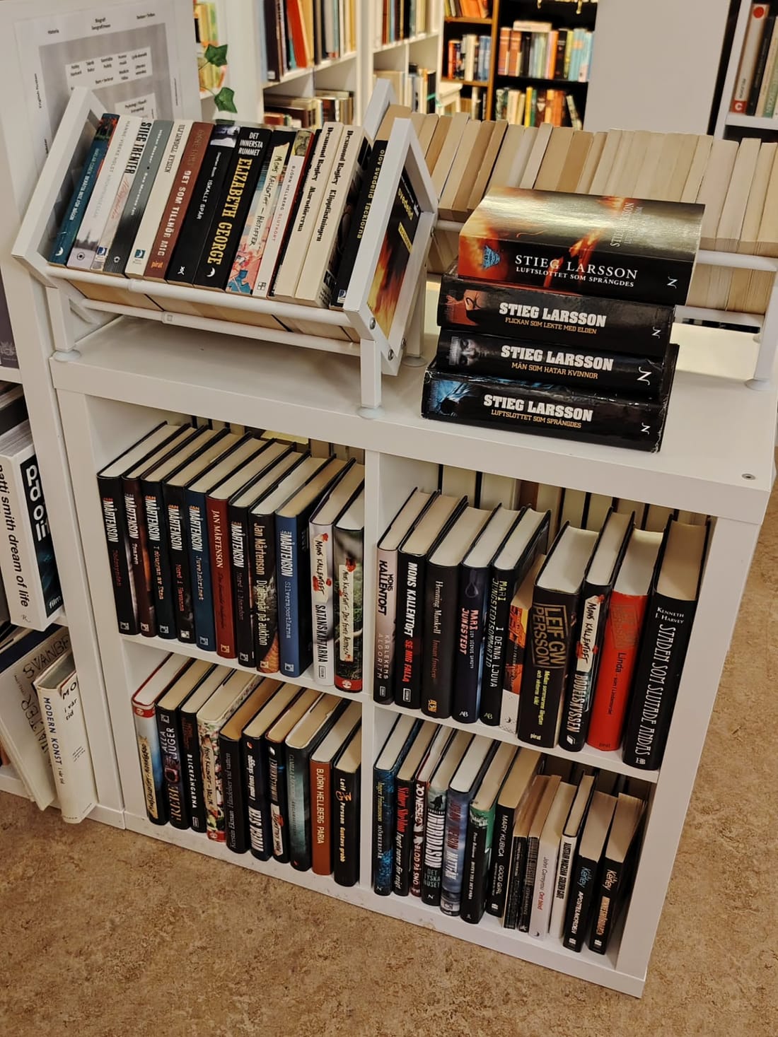 Deckare av Stieg Larsson och andra i butiken