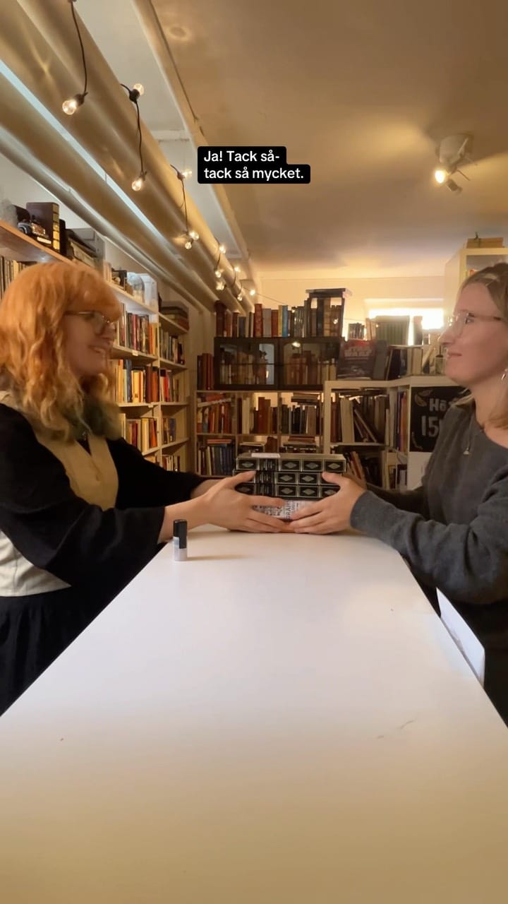 Kund och personal vid kassan i butiken