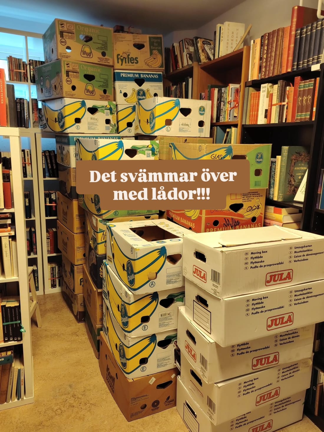 Lådor fulla med inkomna böcker